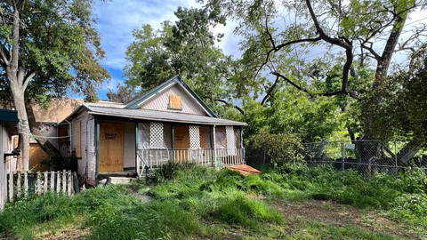 Image caption: On downtown San Jose’s Milligan Lot sits a home from the Civil War era that could be bulldozed to make way for a parking lot. Preservationists believe there are more creative options for this pretty creekside site.