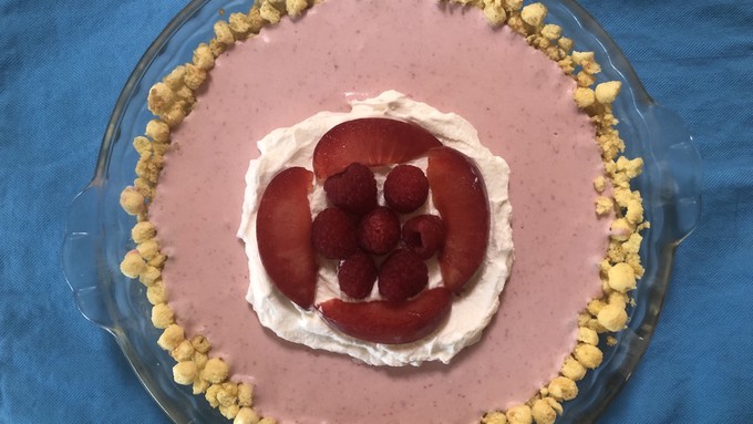 How cool is this: Raspberries and end-of-summer stone fruit in a creamy filling. The crust is make of cereal but graham crackers also can be used.