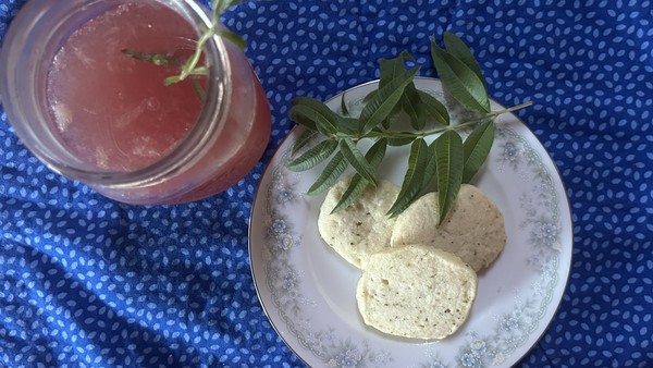 Shortbread and lemonade are an excellent treat any time. Use herbs to give them a special touch.