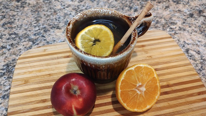 Apples and oranges (mandarins, that is) combine in a sweet, spicy and warm drink for cold days.
