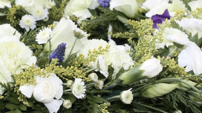 Relles plans to give out a floral bouquet to each passer-by and another for that person to share, up to 1,500 bouquets.