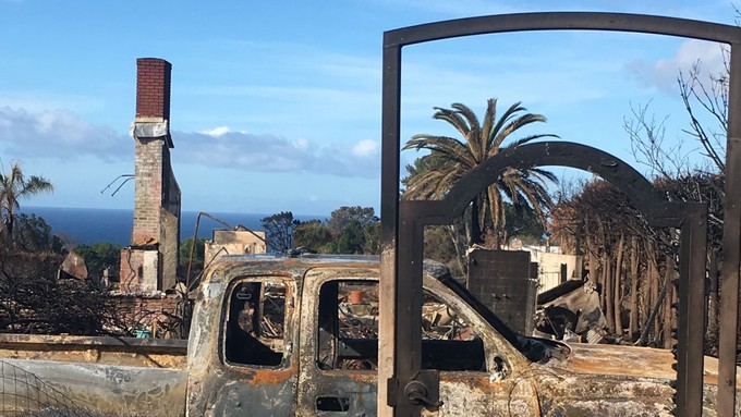 Image caption: Many of Robert Kerbeck’s neighbors in Malibu Park lost their homes in the 2018 Woolsey Fire, which left behind lots where only chimneys still stood.