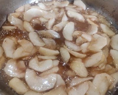 Apple slices cooking