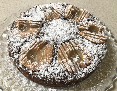 Cake with pears and powdered sugar on top