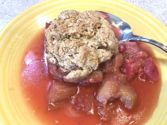 Cobbler on a yellow plate with a spoon