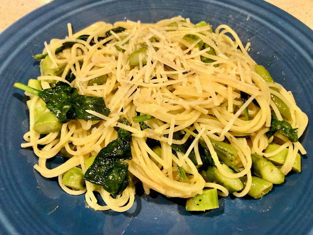 Pasta with green vegetables on a blue plate