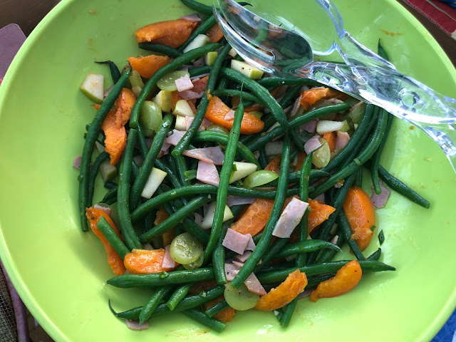 Salad of green beans and apricots