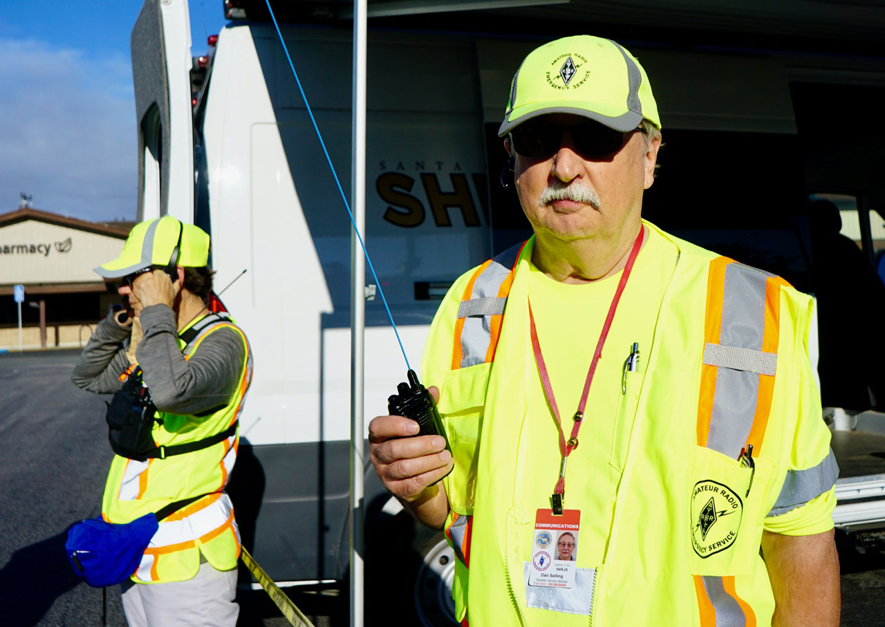 Two voluteers wearing ARES vests and hats